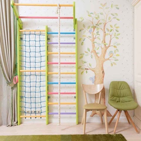 Décoration d'une chambre d'enfant avec du papier peint à thème.