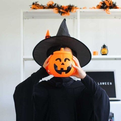 une sorcière épouvantable accompagnée d'un chat noir pour les délires d'Halloween