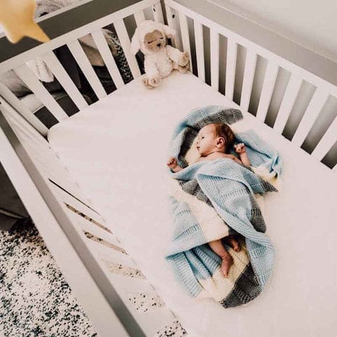 Bébé dans une jolie chambre d'enfant décorée avec goût