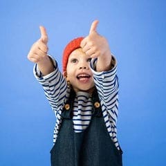 Pouce levé pour ce petit